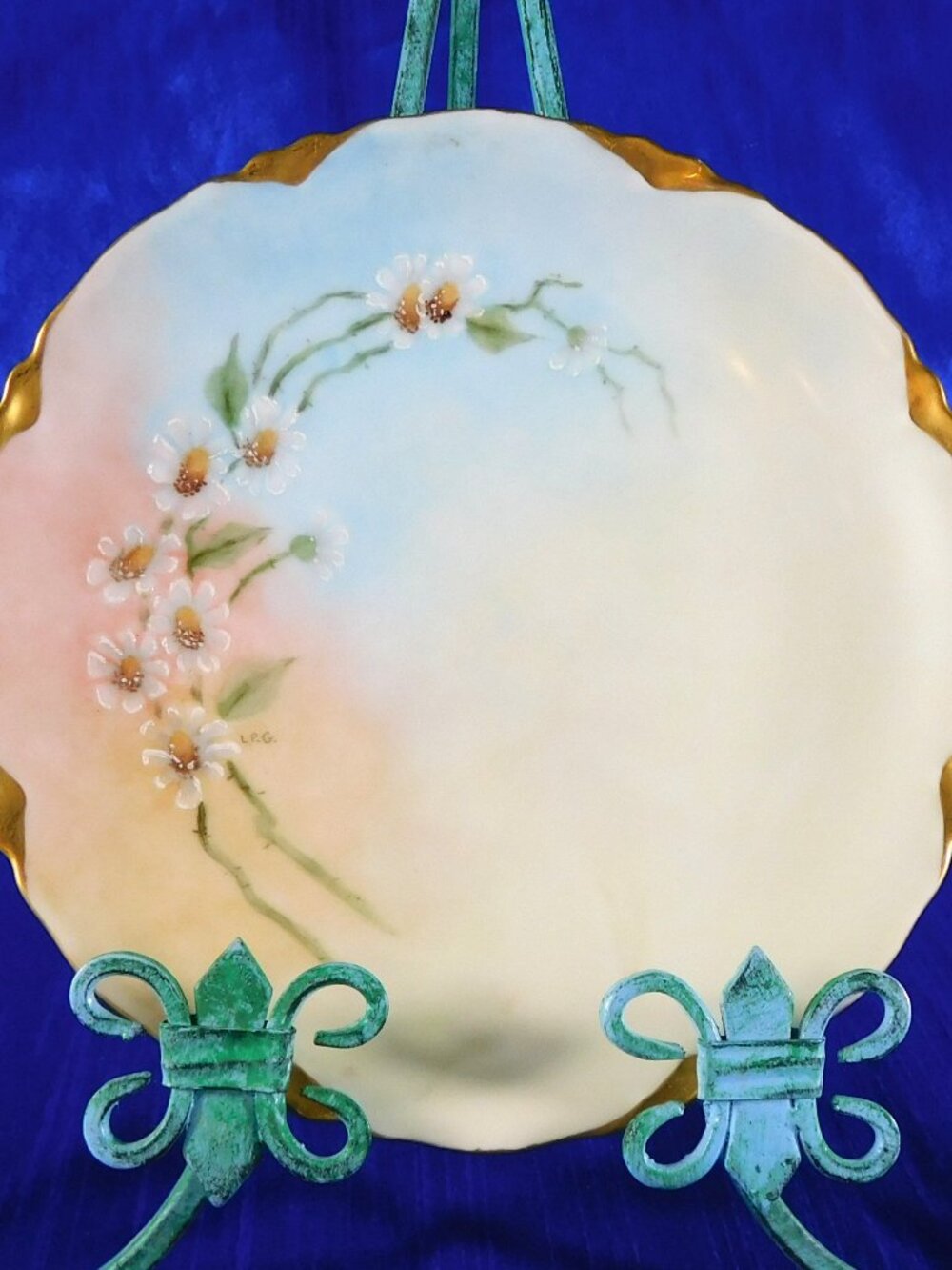 Heinrich & Co. Signed Pastel Color Plate with Hand Painted Daisies # 6257